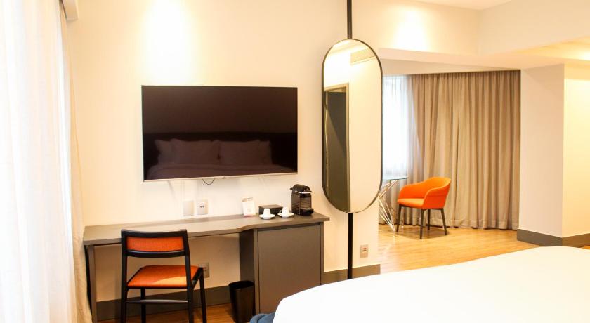 Image of Junior Suite Queen Bed 6