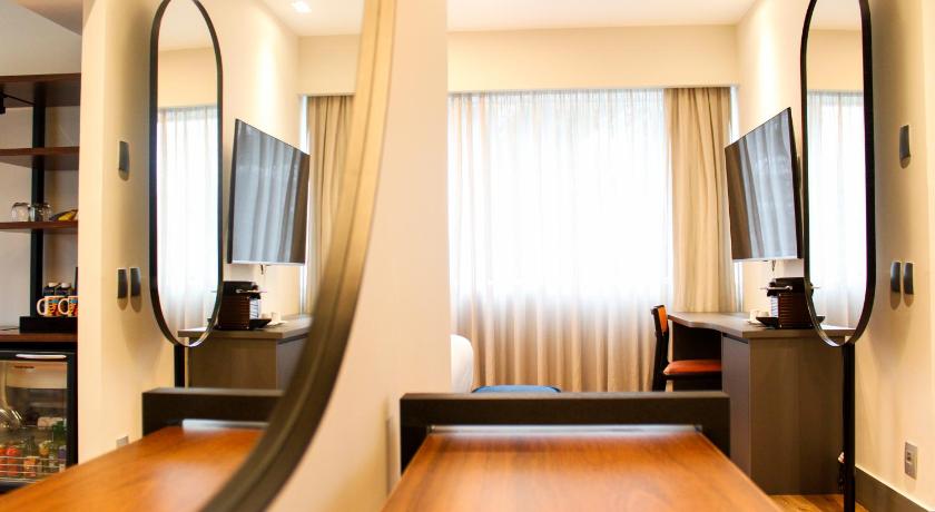 Image of Junior Suite Queen Bed 16