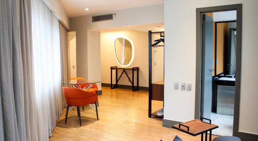 Image of Junior Suite Queen Bed 14