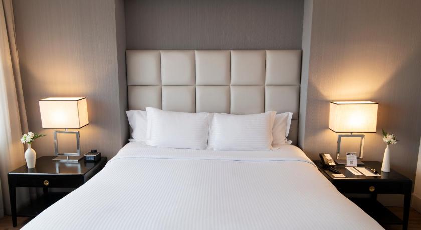 Image of Deluxe King Bed 6