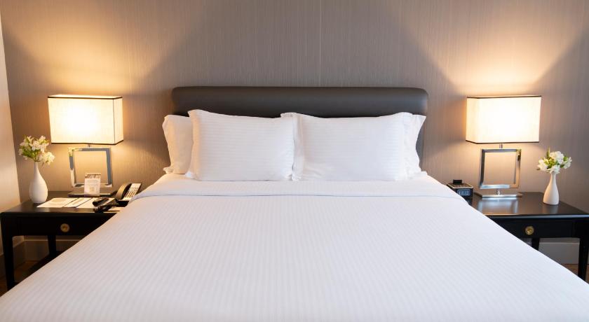Image of Deluxe King Bed 9