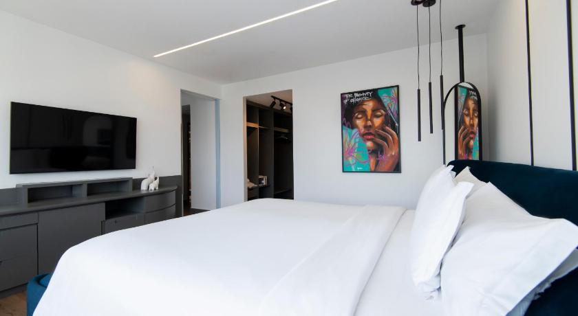 Image of Presidential Suite with One King Bed and Bathtub 6