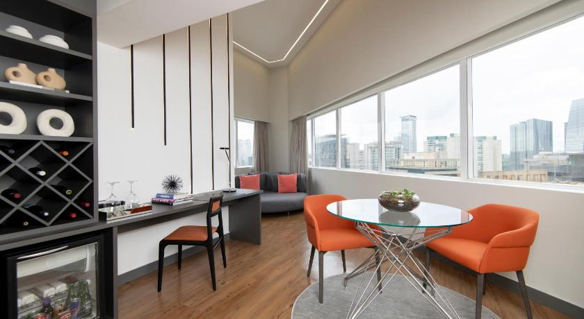 Image of Presidential Suite with One King Bed and Bathtub 4