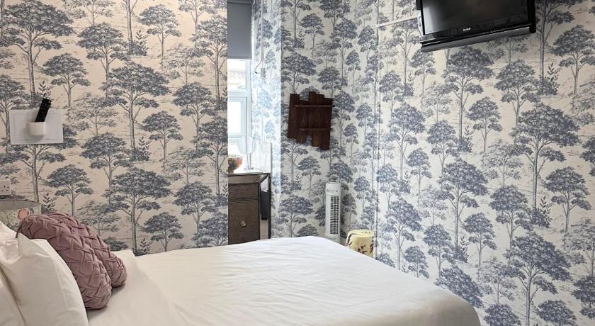 Image of Double Room with Private Bathroom 4