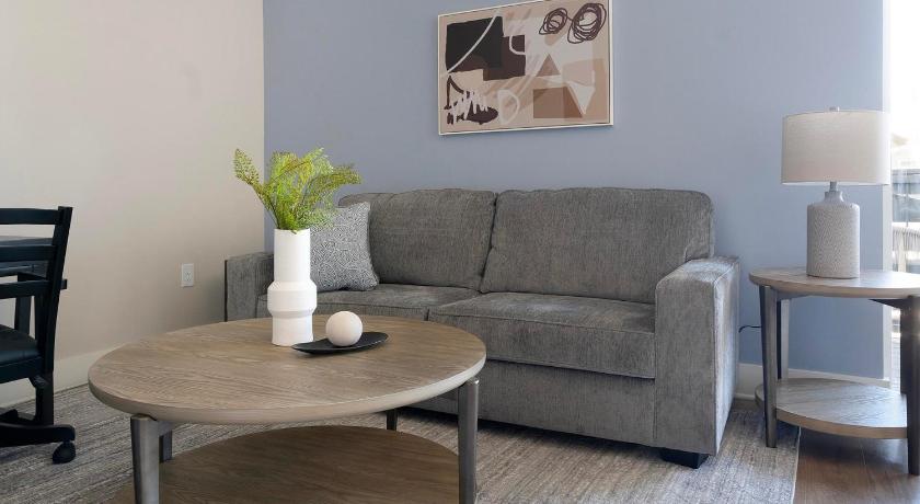 Landing Chic 1BD Clubhouse Pool