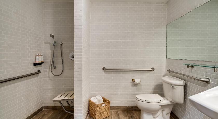 Image of Accessible Queen Bedroom 9