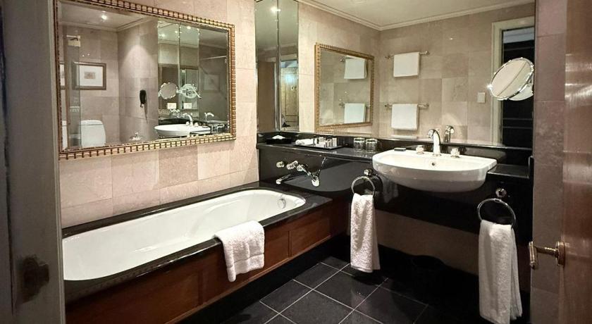 Royal Majestic Hotel - image 15
