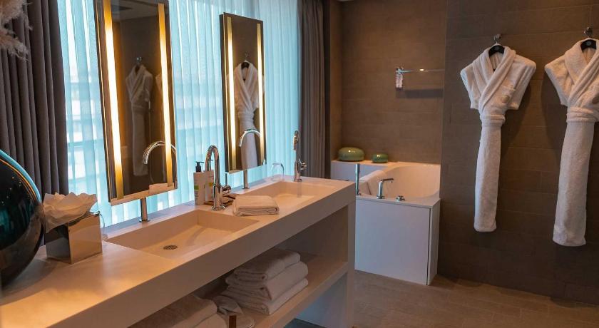 Image of PENTHOUSE EIFFEL with One King Bed and View - Top floor 4