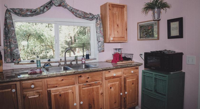 Wolf Creek Orchard House! Recharge at Peaceful Nature Escape 4-Star Accommodation amenity