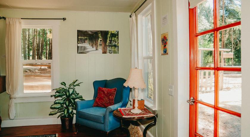 Wolf Creek Orchard House! Recharge at Peaceful Nature Escape 4-Star Accommodation suite