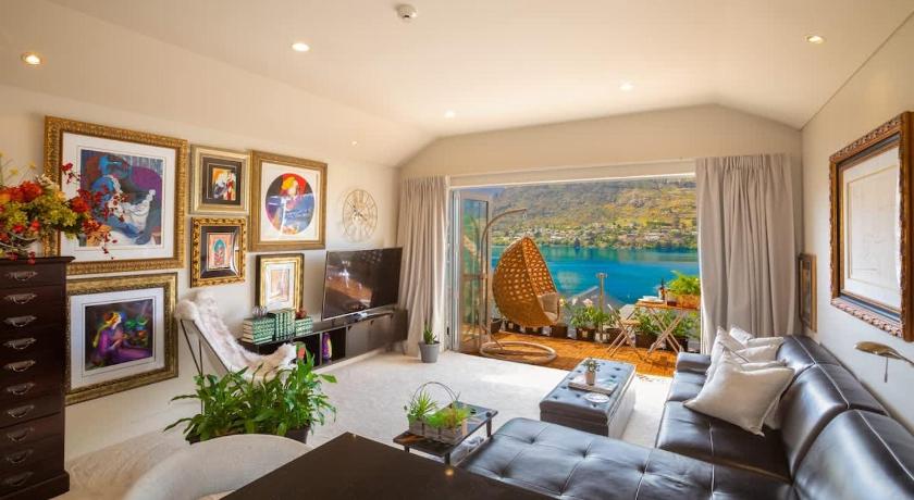 Lakefront Mountain Views Stylish unit