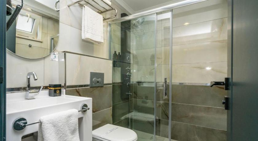 216 Silver Suite - image 4