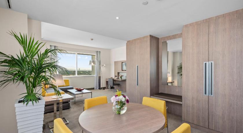 Image of Executive Suite 13