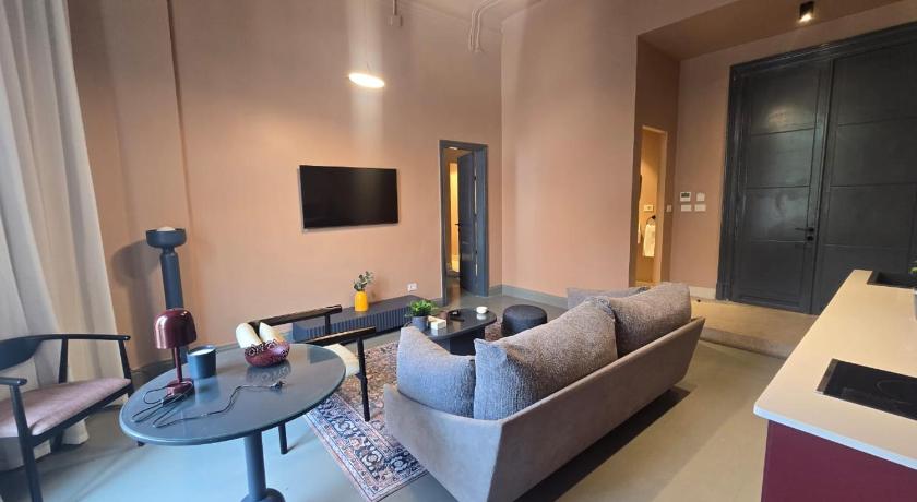 grey l studio apartments Downtown Bidair House - image 3