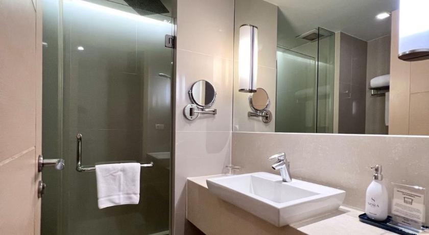 Image of Deluxe Room City View Twin Bed 2