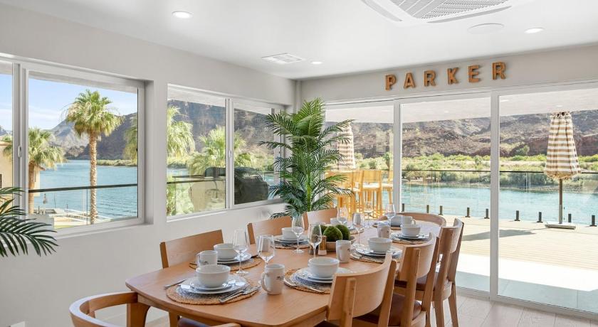 파커 (AZ) New Luxe Riverfront Home, Launch & Dock, Gamerooms 3성급 숙소 레스토랑