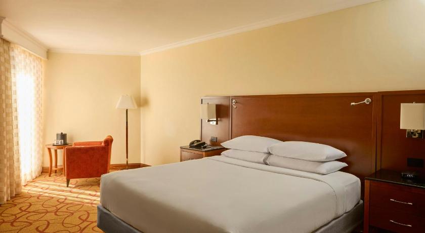Image of Executive Level Room, Executive Lounge Access, Guest Room, 1 King, Partial Ocean View 4