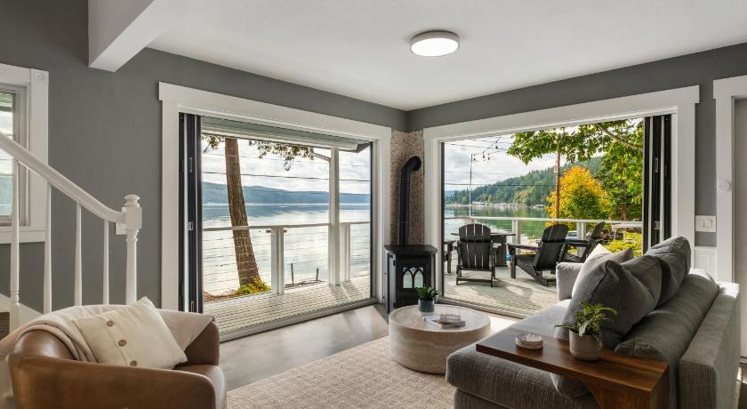 Foto Hood Canal Escape- upscale meets the rocky shores! - Booking Diskon Spesial