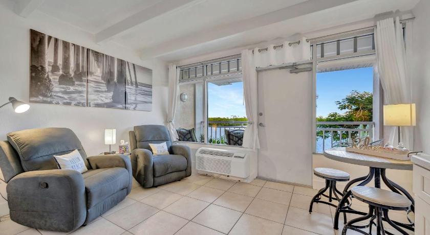 Sunset Suite Heated Pool Tennis & Gym Balcony
