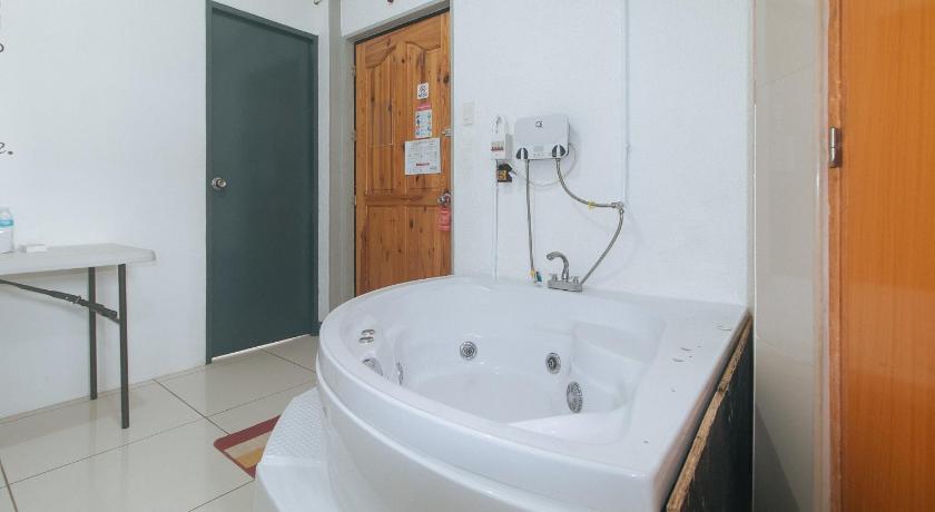 Imagen de Habitación Deluxe doble con jacuzzi (Deluxe Double Room with Jacuzzi) 10