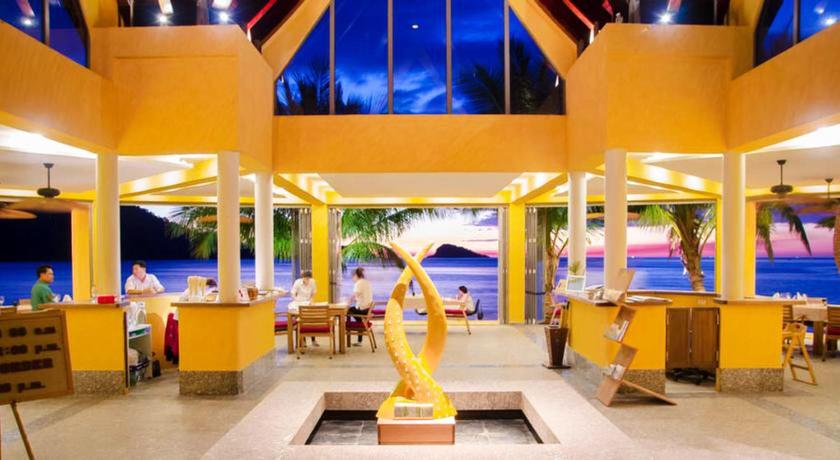 a restaurant with tables and chairs in it, Chang Noi Paradise Apartments in Koh Chang