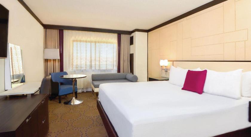 Image of South Tower Vista Suite 1 King Non-Smoking 1