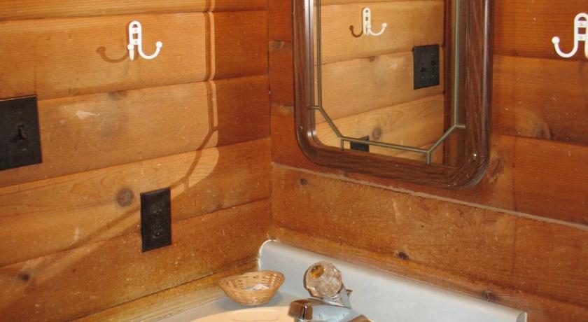 Forest Lake Camping Resort Cabin 18 photo