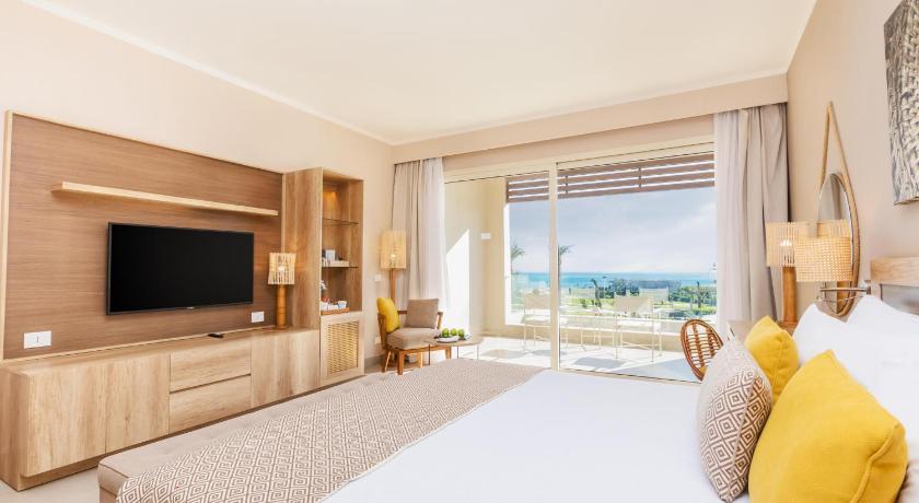 Image of Superior Room, Queen or Twin, Sea View 4