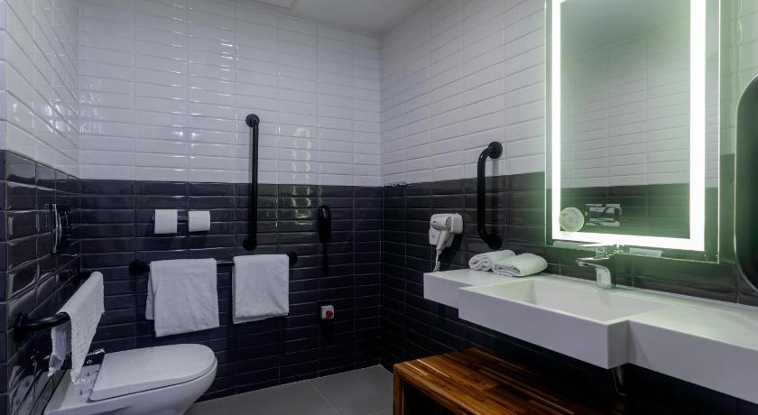 Image of Adapted Standard Room with a double bed for guests with reduced mobility 2