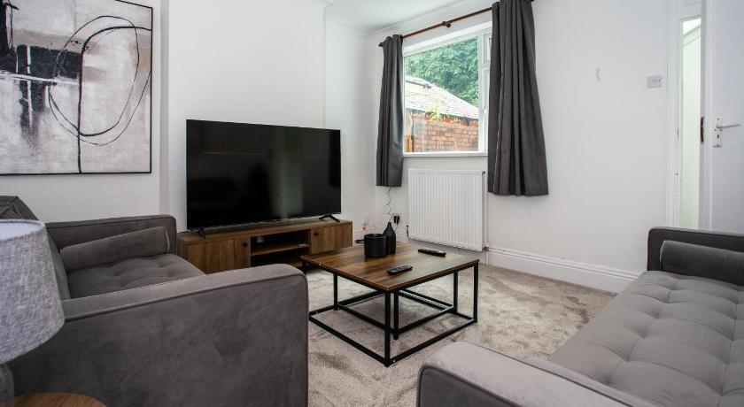 Modern 4BR Home in Dudley
