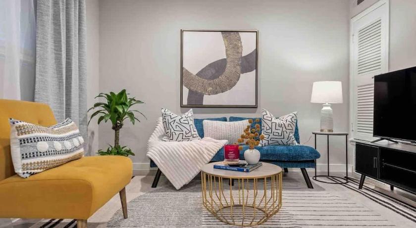 Austin Steps away from Downtown Restaurants and Bars - King Bed 3-Star Accommodation suite