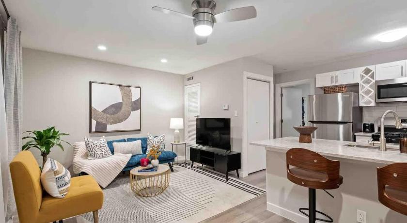 Austin Steps away from Downtown Restaurants and Bars - King Bed 3-Star Accommodation pool