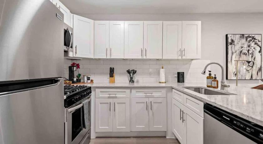 Austin Steps away from Downtown Restaurants and Bars - King Bed 3-Star Accommodation lobby