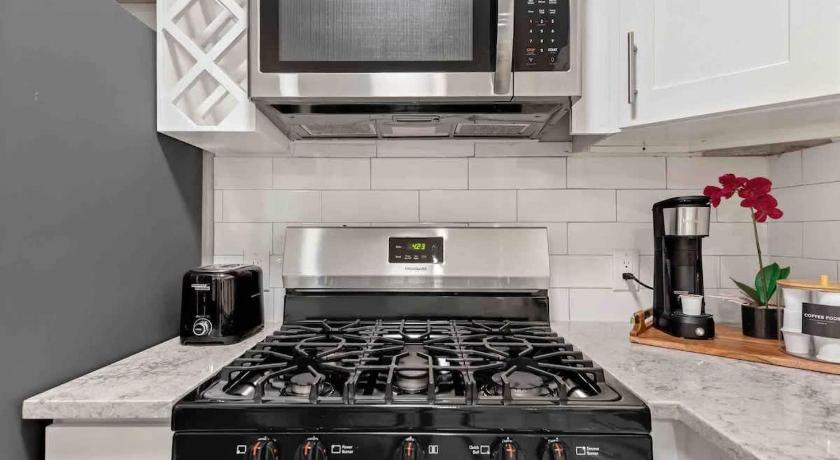 Austin Steps away from Downtown Restaurants and Bars - King Bed 3-Star Accommodation restaurant