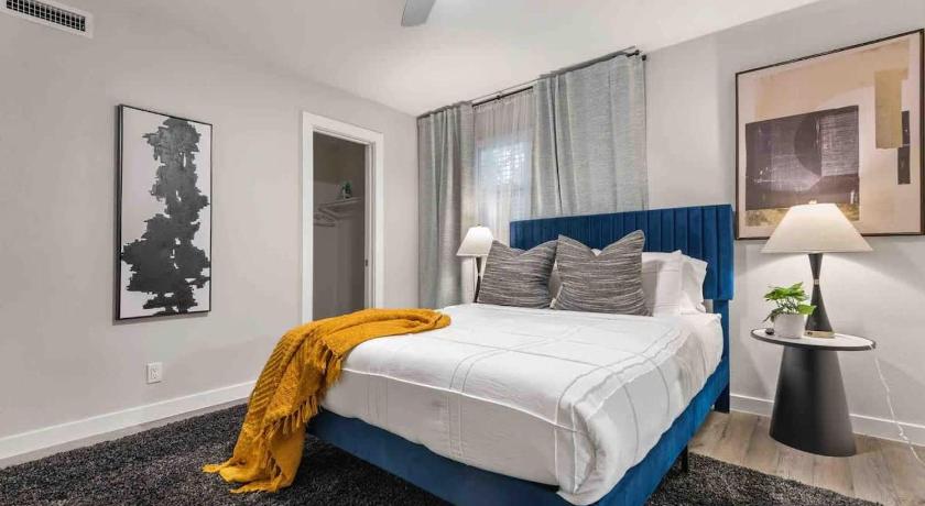 Austin Steps away from Downtown Restaurants and Bars - King Bed 3-Star Accommodation suite