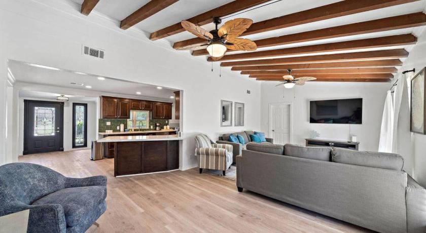 Sprawling estate with private pool and game room and guest house