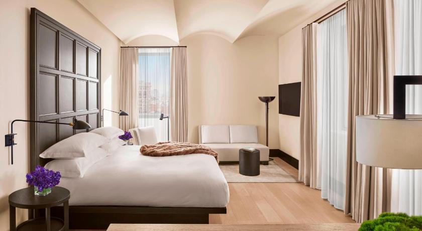Image of King Loft Studio with City View and Roll-in Shower - Mobility Accessible 0