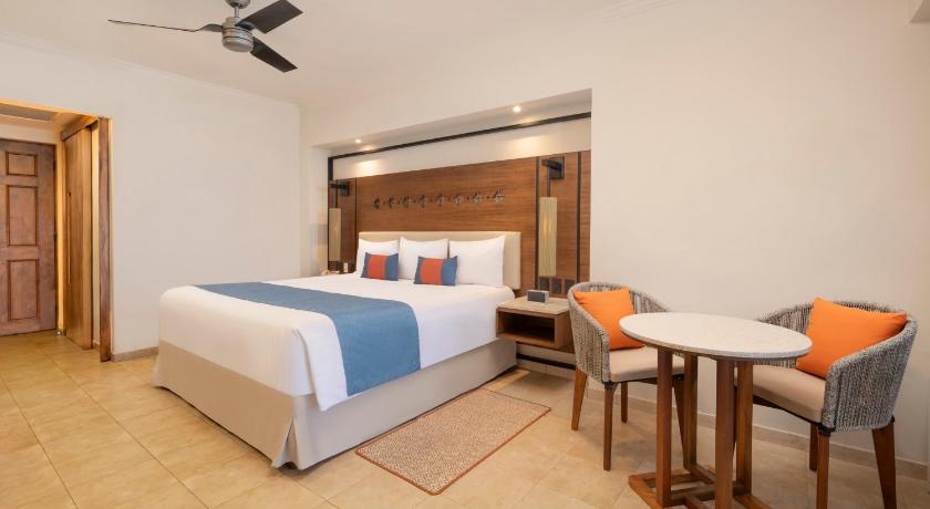 Image of Deluxe Partial Ocean View 6