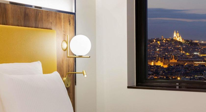 Image of DELUXE PREMIUM ROOM, 1 king-size bed, view of Paris's Sacré-Coeur 1