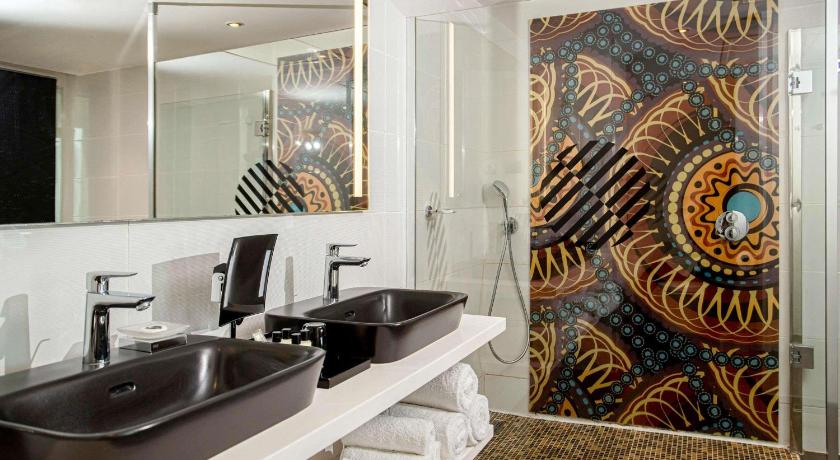Image of Junior Suite, 1 King Side Bed, City View 11