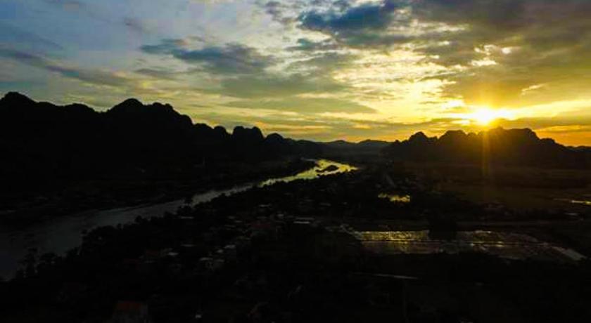 a sunset view of a body of water, Phong Nha River House in Đồng Hới (Quảng Bình)