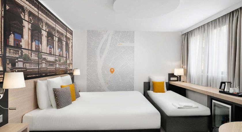 Image of Superior Room with 1 Double Bed and 1 Single Bed 4