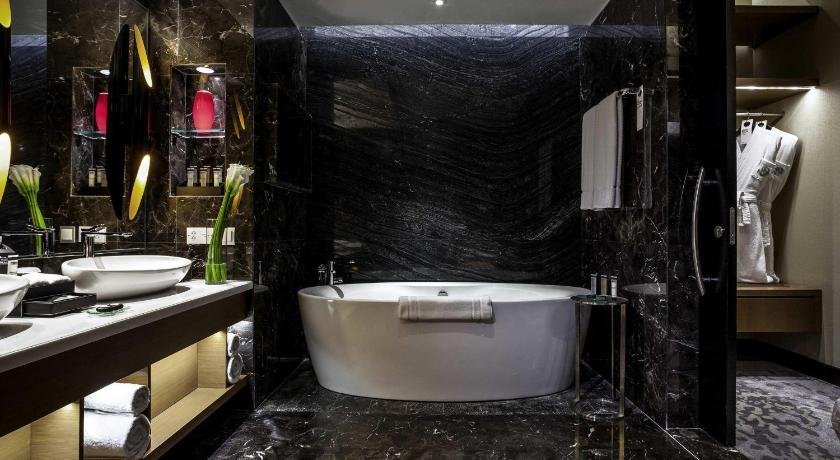 Bild von: Accent Suite with One King Bed and Two Single Beds - Lounge Access 2