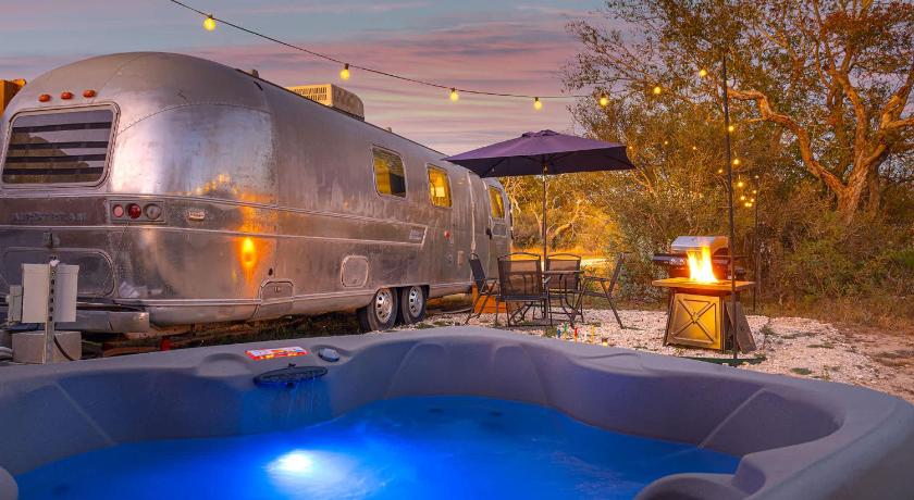弗雷德里克斯堡 Running Buck Airstream 2 - Hot Tub & 5 Min to Main 4星级 住宿 客房