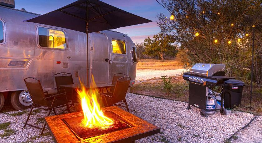 フレデリックスバーグ Running Buck Airstream 2 - Hot Tub & 5 Min to Main 4つ星 宿泊施設 施設