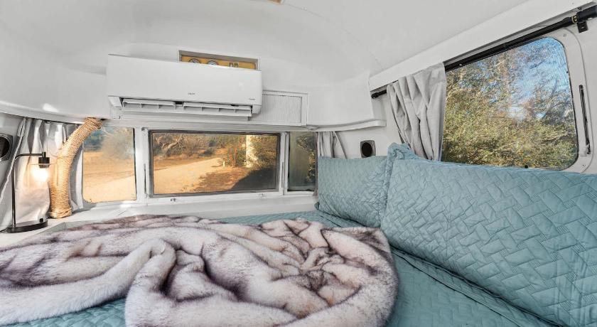 フレデリックスバーグ Running Buck Airstream 2 - Hot Tub & 5 Min to Main 4つ星 宿泊施設 スイート
