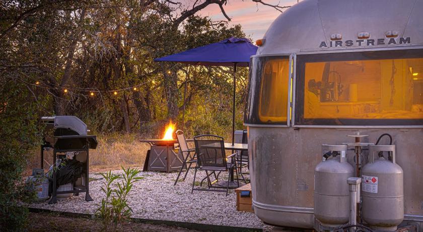 フレデリックスバーグ Running Buck Airstream 2 - Hot Tub & 5 Min to Main 4つ星 宿泊施設 レストラン