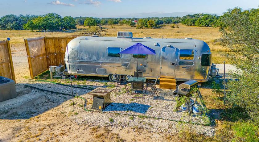 フレデリックスバーグ Running Buck Airstream 2 - Hot Tub & 5 Min to Main 4つ星 宿泊施設 施設