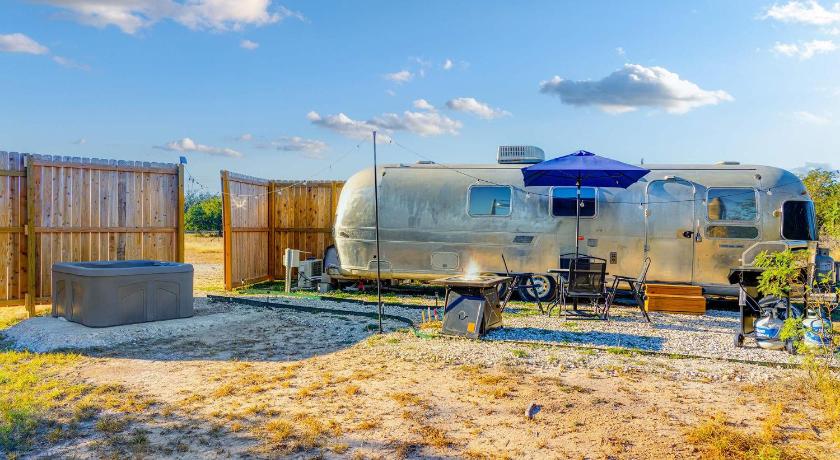 フレデリックスバーグ Running Buck Airstream 2 - Hot Tub & 5 Min to Main 4つ星 宿泊施設 スイート