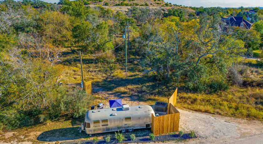 フレデリックスバーグ Running Buck Airstream 2 - Hot Tub & 5 Min to Main 4つ星 宿泊施設 客室